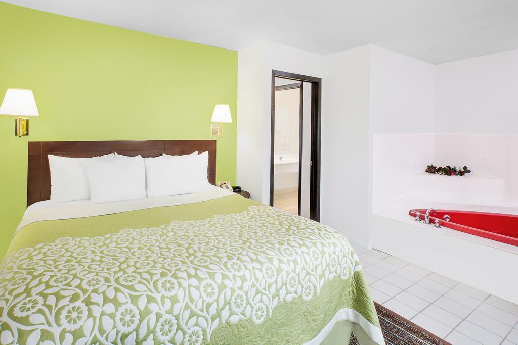 1 King Bed and 1 Queen Bed, Suite, Non-Smoking
